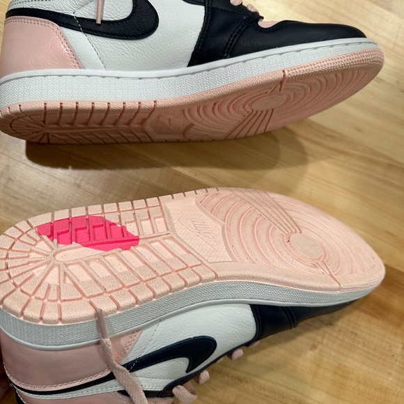 NIKE AIR JORDAN 1 RETRO HIGH - Picture 7 of 11